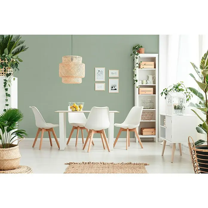 A.S. Création Cuba Vliestapete - Pastellgrün, Uni, 10,05 x 0,53 m - Esszimmer mit einem Holztisch, weißen Stühlen, einer Rattanlampe und grünen Pflanzen. Eine moderne und einladende Atmosphäre.