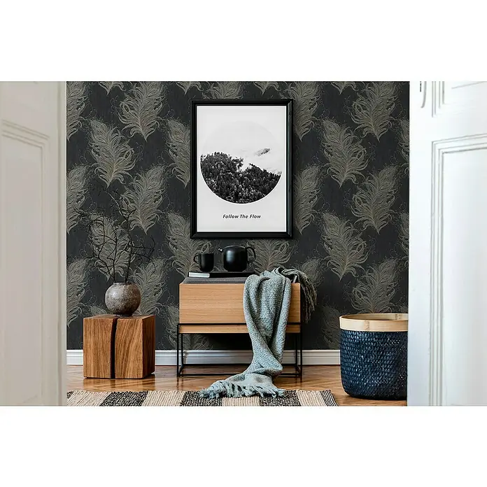 A.S. Création Mata Hari Vliestapete Federn - Schwarz/Grau, Tieroptik, 10,05 x 0,53 m - Elegantes Interieur mit dunkler Feder-Tapete, stilvoller Kommode, Dekorationen und einem gerahmten Bild mit der Aufschrift "Follow The Flow".