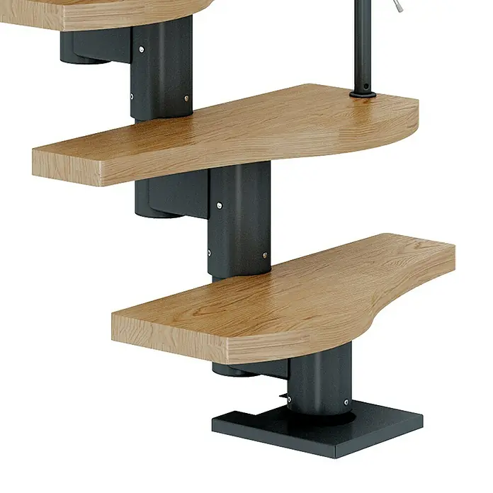 Dolle Mittelholmtreppe Basel - Breite: 64 mm, Anthrazitgrau, Variabel, Farbe Stufen: Eiche Natur, Geschosshöhe: 258 cm - 315 cm - Detailaufnahme einer modernen Treppe mit hellen Holzstufen und dunklen Metallstützen. Die Wendeltreppe besticht durch ihr minimalistisches Design.