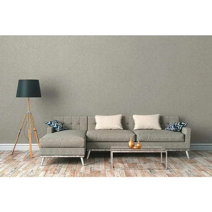 A.S. Création Cuba Vliestapete OrientalBraun, Grafisch, 10,05 x 0,53 m - Wohnzimmer mit grauem Sofa, Kissen, Couchtisch, Stehlampe und gemusterter Tapete.