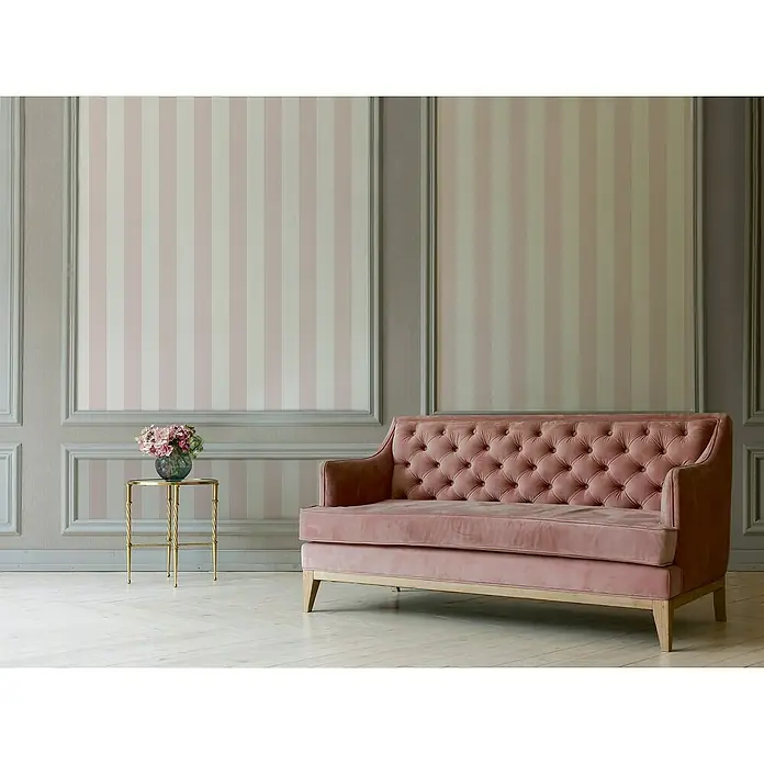 A.S. Création Trendwall 2 Vliestapete - Rosa/Weiß, Streifen, 10,05 x 0,53 m - Elegantes Interieur mit einem rosafarbenen Chesterfield-Sofa als zentralem Blickfang, das durch sein luxuriöses Design und die sanfte Farbgebung besticht.