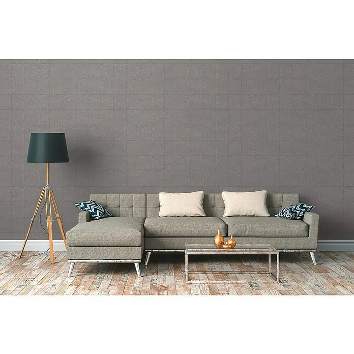 A.S. Création Desert Lodge Vliestapete Krakelee-Fliese - Grau, Fliesenoptik, 10,05 x 0,53 m - Modernes Wohnzimmer mit grauem Sofa, Stehlampe und Couchtisch. Die graue Wand sorgt für eine stilvolle Atmosphäre im Raum.