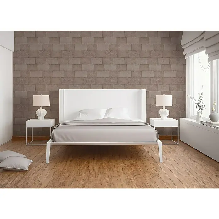 A.S. Création Titanium 3 Vliestapete - Braun, Steinoptik, 10,05 x 0,53 m - Elegantes Schlafzimmer mit einem weißen Bett, Nachttischen und Lampen. Das Zimmer verfügt über einen Holzboden und eine Steinwand für eine moderne Atmosphäre.