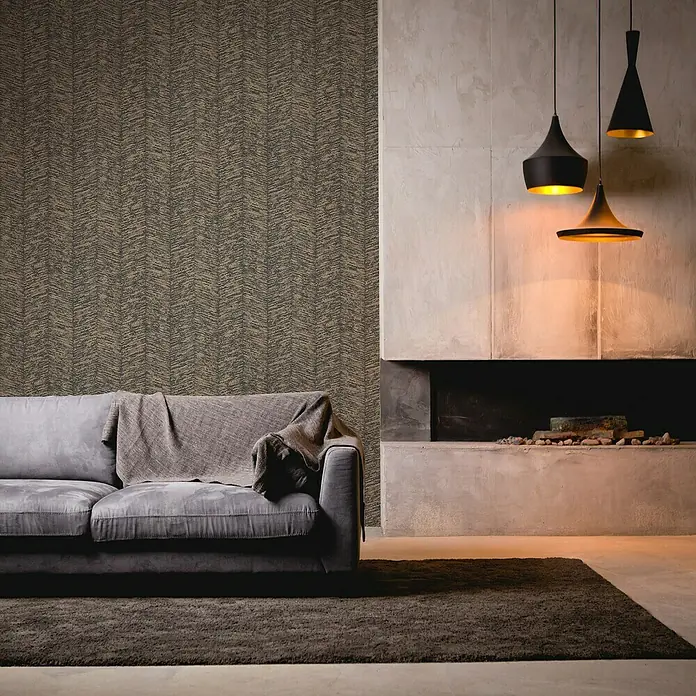 A.S. Création My Home My Spa Vliestapete Geometrie - Schwarz/Braun, Streifen, 10,05 x 0,53 m - Ein elegantes Wohnzimmer mit einem grauen Sofa, einem modernen Kamin und stilvollen Pendelleuchten, die eine warme Atmosphäre schaffen.