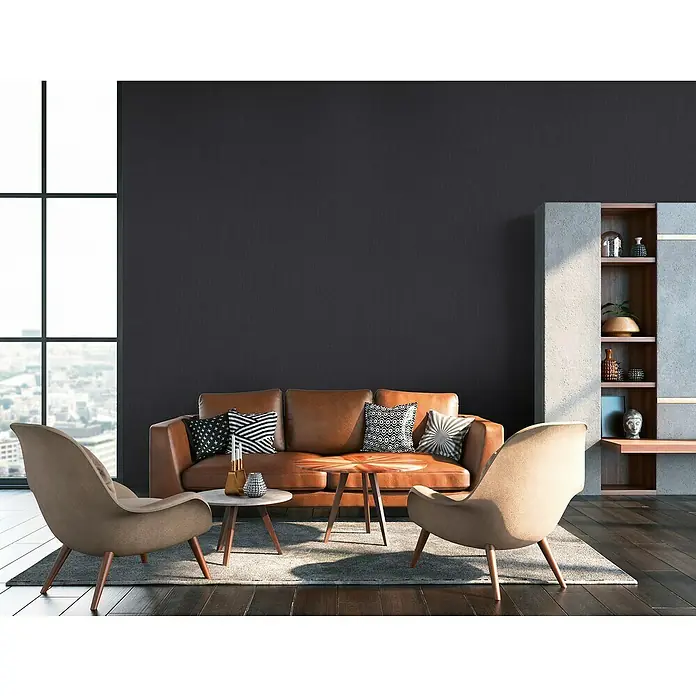 A.S. Création Daniel Hechter 6 Vliestapete Textilstruktur - Schwarz, Uni, 10,05 x 0,53 m - Elegantes Wohnzimmer mit einem braunen Ledersofa, zwei bequemen Sesseln und einem stilvollen Bücherregal. Gemütliches Ambiente für entspannte Stunden.
