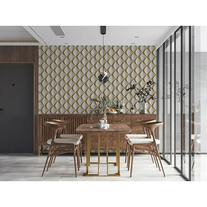 A.S. Création My Home My Spa Vliestapete Lederoptik - Grau/Gold, 3D-Optik, 10,05 x 0,53 m - Elegantes Esszimmer mit einem Holztisch und Stühlen, akzentuiert durch eine strukturierte Wand und moderne Beleuchtung.