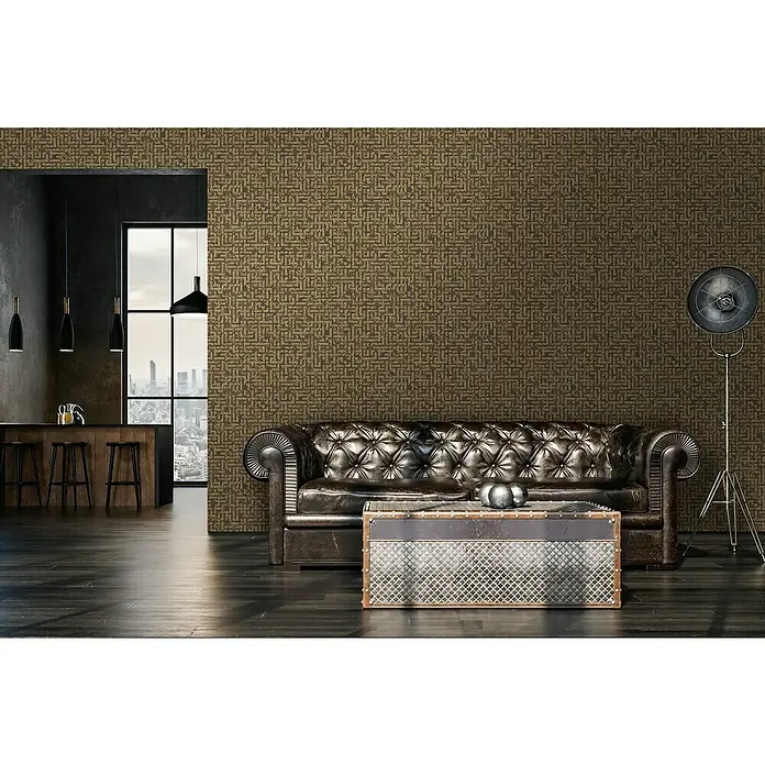 A.S. Création My Home My Spa Vliestapete Tetris - Braun/Metall, Grafisch, 10,05 x 0,53 m - Innenaufnahme eines Raumes mit einer Chesterfield-Couch, einem Couchtisch und einer Stehlampe, dekoriert mit einer gemusterten Tapete.