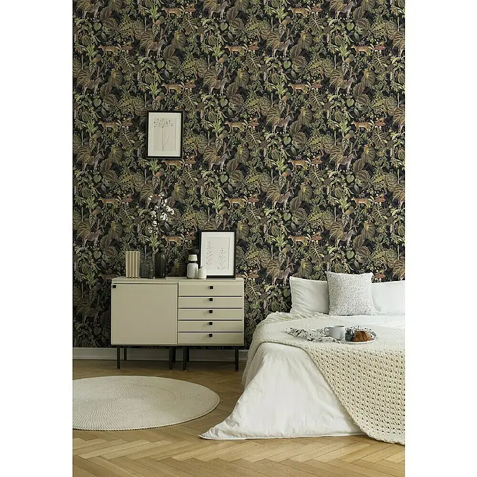 A.S. Création Michalsky 4 Vliestapete Dschungel - Schwarz, Tieroptik, 10,05 x 0,53 m - Schlafzimmer mit Dschungeltapete, weißem Bett und beigem Teppich. Die Dschungeltapete mit Leoparden und Zebras sorgt für exotisches Flair im Raum.