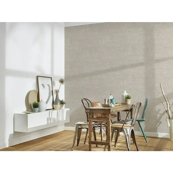 A.S. Création Titanium 3 Vliestapete Struktur-Uni - Beige, Uni, 10,05 x 0,53 m - Einrichtungsidee mit einem Esstisch aus Holz und verschiedenen Stühlen, vor einer strukturierten, beigefarbenen Wandtapete.
