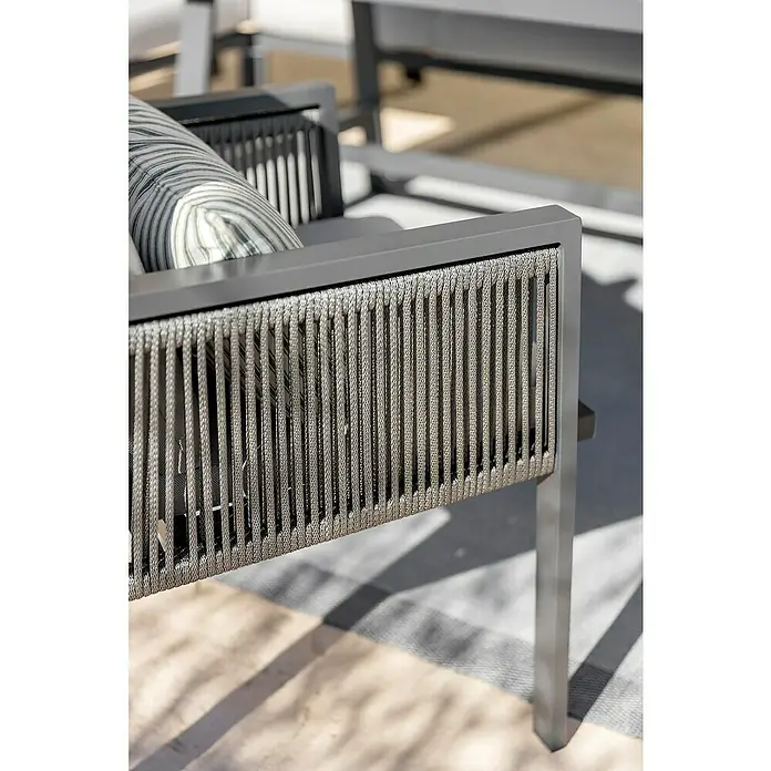 Sunfun Conjunto de muebles Moira - 4 pzs., Aluminio/Cuerda sintética, Antracita - Primer plano de una silla de exterior gris con detalles tejidos y un cojín a rayas.