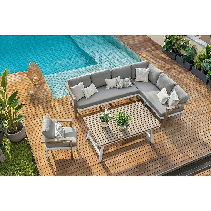 Sunfun Conjunto de muebles Morgana - 4 pzs., Enviro Imitation Wood® / Aluminio, Marrón/Blanco - Acogedora zona de estar en el jardín con sofá de esquina, sillón y mesa en una terraza de madera junto a una piscina, ideal para relajarse al aire libre.