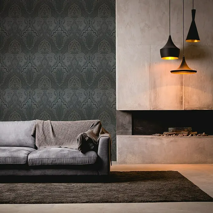 A.S. Création My Home My Spa Vliestapete Damask Paisley - Schwarz, Ornament, 10,05 x 0,53 m - Stimmungsvolles Wohnzimmer mit grauem Sofa, gemusterter Tapete und modernen Hängelampen. Die perfekte Atmosphäre zum Entspannen.