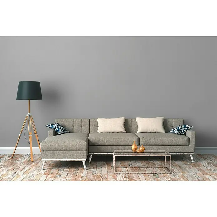 A.S. Création Desert Lodge Vliestapete - Grau, Uni, 10,05 x 0,53 m - Graues modulares Sofa mit Couchtisch und Stehlampe im Wohnzimmer mit Holzboden. Die sanften Farben schaffen eine entspannende Atmosphäre.