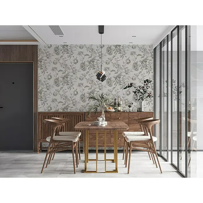 A.S. Création My Home My Spa Vliestapete Rose - Weiß/Grau, Floral, 10,05 x 0,53 m - Esszimmer mit Holztisch und Stühlen, dekoriert mit Blumen und Pflanzen. Die Lampe hängt zentral über dem Tisch.