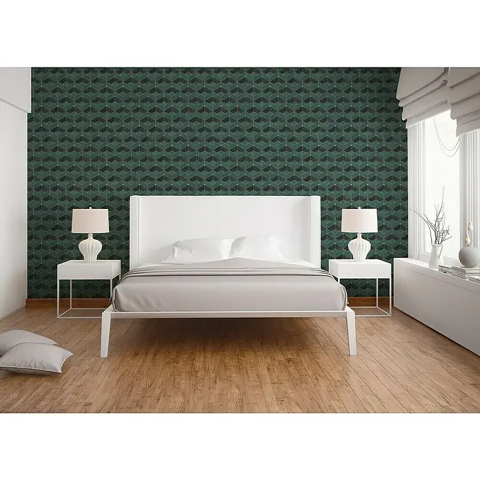A.S. Création Titanium 3 Vliestapete 3D-Effekt - Grün/Gold, 3D-Optik, 10,05 x 0,53 m - Elegantes Schlafzimmer mit einem weißen Bett, Nachttischen und Lampen. Die grüne Wand mit geometrischem Muster verleiht dem Raum eine stilvolle Note.