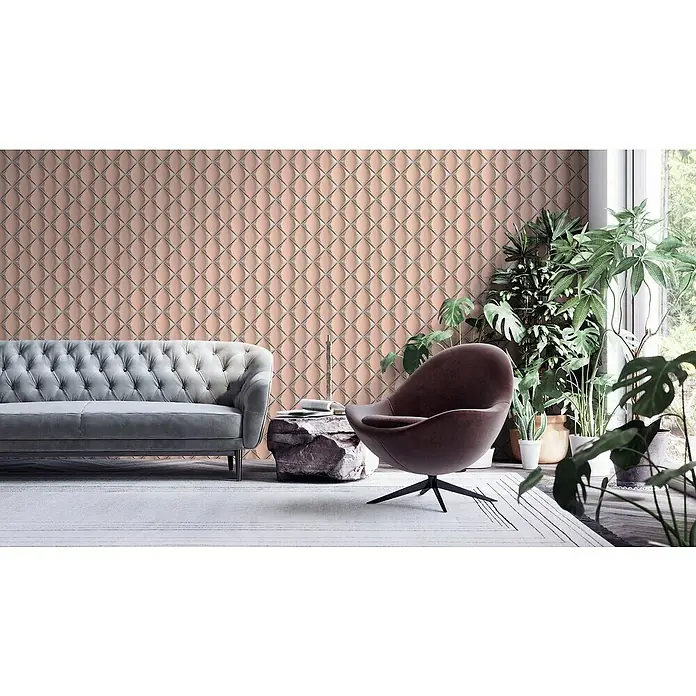 A.S. Création My Home My Spa Vliestapete Lederoptik - Silber/Rosa, 3D-Optik, 10,05 x 0,53 m - Elegantes Interieur mit stilvollem Sofa, Sessel, Beistelltisch und Zimmerpflanzen vor einer gemusterten Wand für ein wohnliches Ambiente.