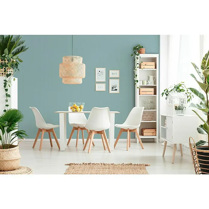 A.S. Création Attractive Vliestapete - Strukturtürkis, Uni, 10,05 x 0,53 m - Gemütliches Esszimmer mit einem Esstisch mit vier Stühlen, einer Rattan-Hängeleuchte und vielen grünen Pflanzen für eine entspannte Atmosphäre.