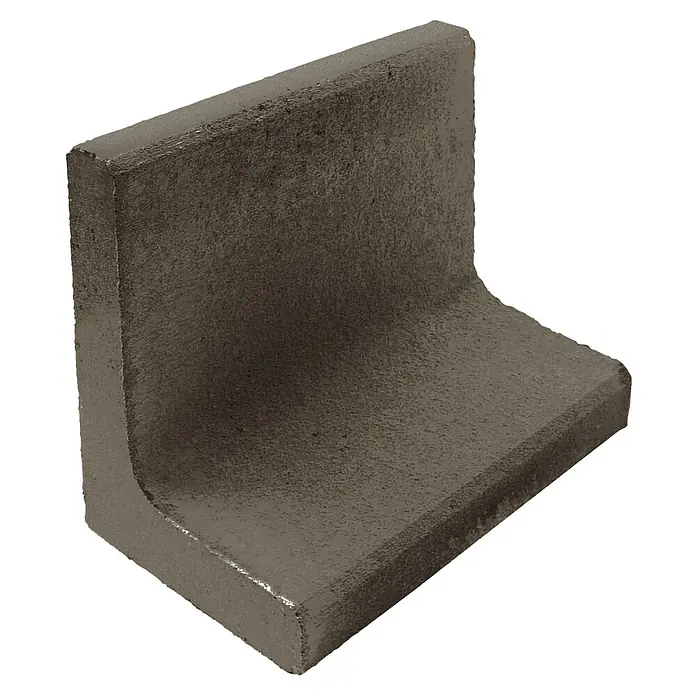 Diephaus L-Stein - 30 cm, 40 cm, Stärke: 7 cm, Anthrazit - Nahaufnahme eines L-förmigen Bordsteins aus Beton in Grautönen vor einem schwarzen Hintergrund.