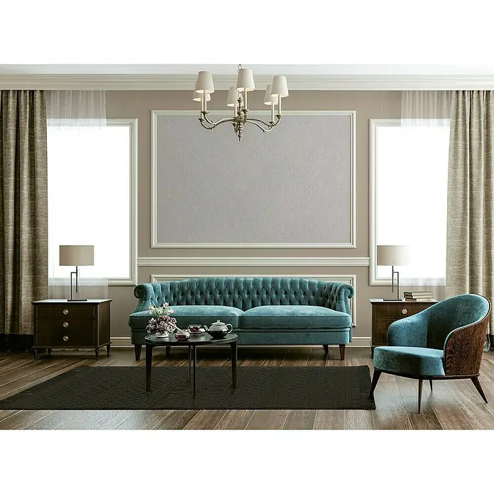 A.S. Création Mata Hari Vliestapete Oriental - Rosa/Beige, Grafisch, 10,05 x 0,53 m - Elegantes Wohnzimmer mit türkisfarbenem Sofa, Sessel und dunklem Teppich. Die Einrichtung wird durch eine klassische Deckenleuchte ergänzt.