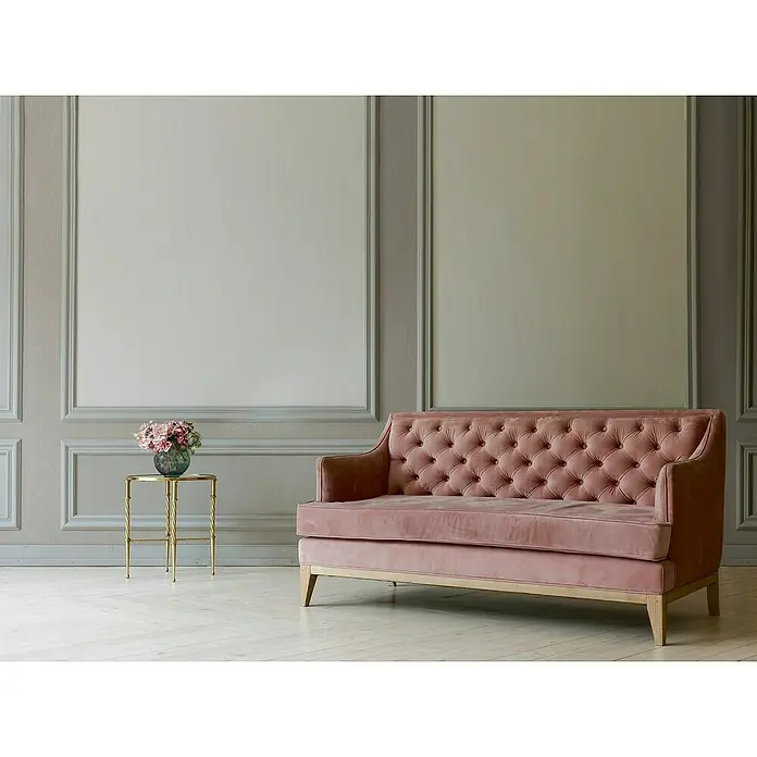 A.S. Création Mata Hari Vliestapete - Weiß, Uni, 10,05 x 0,53 m - Elegantes, altrosa Sofa mit Knopfheftung im luxuriösen Interieur. Die stilvolle Couch ist ein echter Hingucker in jedem Raum.