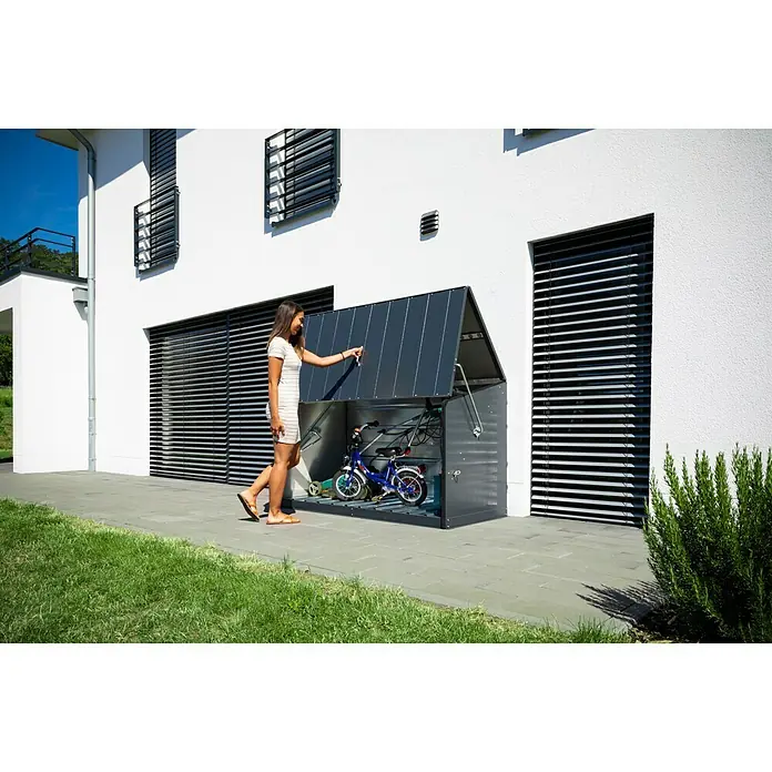 Trimetals Garten-Aufbewahrungsbox Storeguard - Anthrazit, Stahl - Eine Frau öffnet eine moderne, graue Fahrradgarage aus Metall, in der ein Fahrrad und ein Roller stehen. Ideal zur Aufbewahrung.