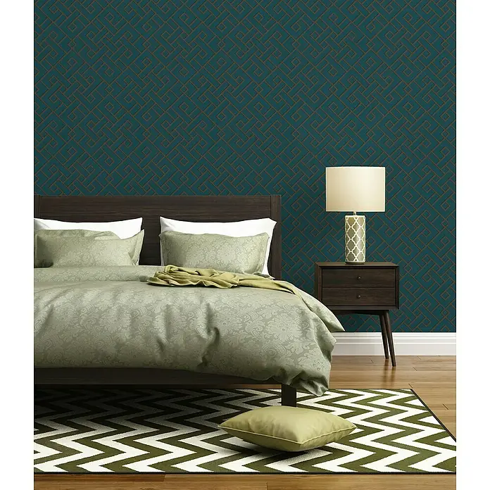 A.S. Création Michalsky 4 Vliestapete Meander - Grün/Gold, 3D-Optik, 10,05 x 0,53 m - Schlafzimmer mit Doppelbett, Nachttischlampe und einem auffälligen geometrischen Wandmuster.