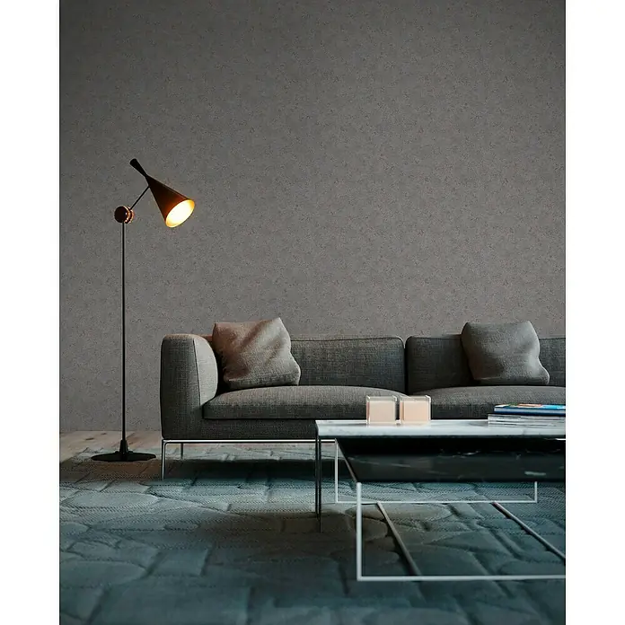 A.S. Création Attractive Vliestapete - Braun/Grau, Uni, 10,05 x 0,53 m - Moderne Wohnzimmeransicht mit grauem Sofa, Marmortisch, Stehlampe und gemusterter Teppich für ein stilvolles Ambiente.
