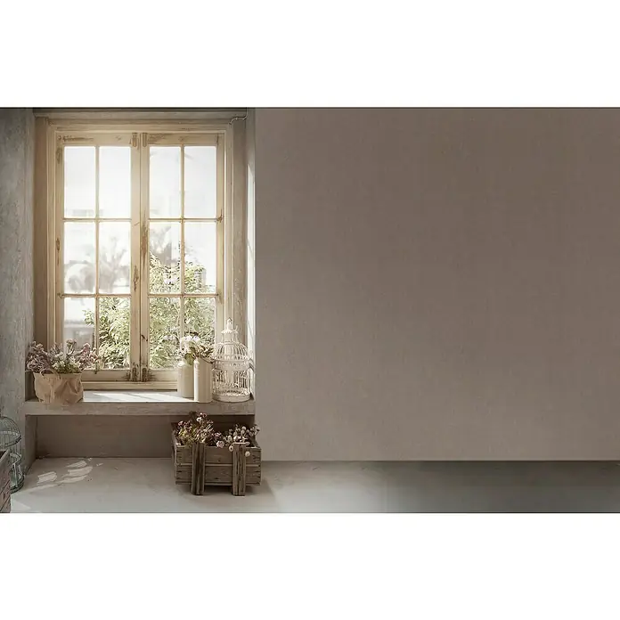 A.S. Création Hygge 2 Vliestapete - Dunkeltaupe, Uni, 10,05 x 0,53 m - Fenster mit dekorativen Gegenständen auf der Fensterbank.