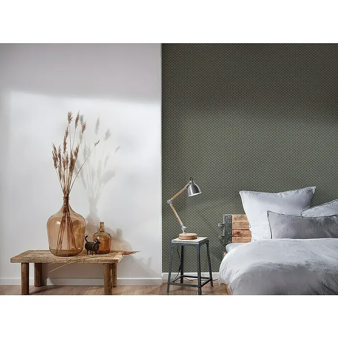 A.S. Création Trendwall 2 Vliestapete Art Deco klein - Gold, Grafisch, 10,05 x 0,53 m - Das Schlafzimmer verfügt über eine Lampe, ein Bett mit Kissen und zwei Glasvasen mit Zweigen auf einem Holztisch.
