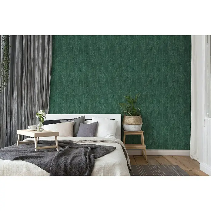 A.S. Création Trendwall 2 Vliestapete Rostoptik - Rost/Grün, Metalloptik, 10,05 x 0,53 m - Elegantes Schlafzimmer mit einer grünen Akzentwand. Das grüne Dekor harmoniert mit dem natürlichen Holzfußboden und dem grauen Bettüberwurf.