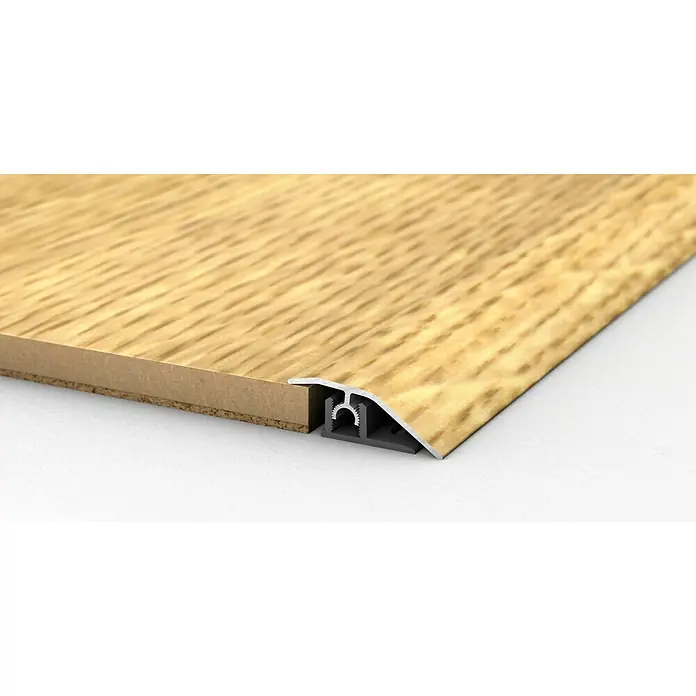 LOGOCLIC Anpassprofil 307 - Eiche Weiß, 0,9 m x 44 mm, Montageart: Stecken - Nahaufnahme eines Bodenprofils, das eine saubere und ästhetische Verbindung zwischen Holzböden schafft. Das Profil ist in Grau gehalten.
