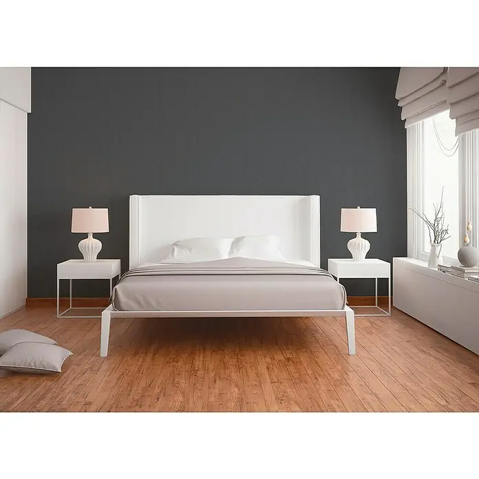 A.S. Création Attractive Vliestapete 3D-Effekt groß - Anthrazit, 3D-Optik, 10,05 x 0,53 m - Ein elegantes Schlafzimmer mit einem weißen Bett, Nachttischen und Lampen für eine entspannte Atmosphäre.