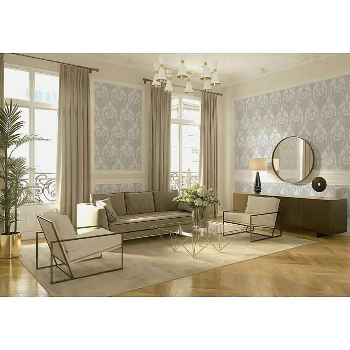 A.S. Création Mata Hari Vliestapete Barock - Grau/Weiß, Ornament, 10,05 x 0,53 m - Das elegante Wohnzimmer verfügt über ein graues Sofa, einen Couchtisch und Sessel vor einem gemusterten Hintergrund, beleuchtet von einer stilvollen Deckenleuchte.