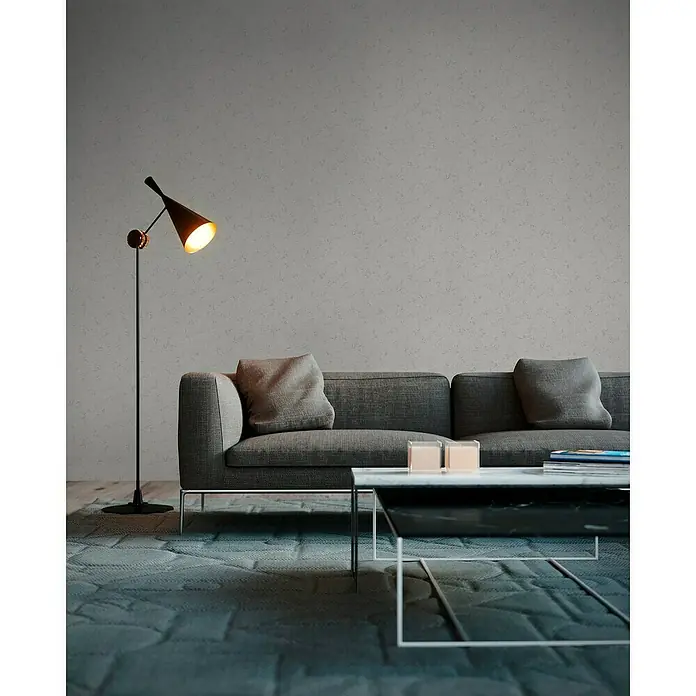 A.S. Création Attractive Vliestapete - Weiß/Grau, Uni, 10,05 x 0,53 m - Elegante Stehlampe mit kegelförmigem Schirm beleuchtet stilvolles Wohnzimmer mit grauem Sofa und modernem Couchtisch. Gemütliche Atmosphäre.