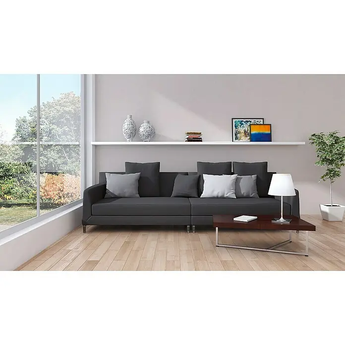 A.S. Création Titanium 3 Vliestapete - Helles Weißbeige, Uni, 10,05 x 0,53 m - Ein modernes Wohnzimmer mit einem grauen Sofa, einem Holztisch und dekorativen Elementen auf einem Regal.