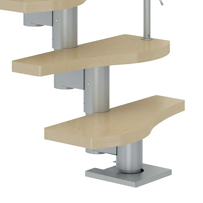 Dolle Mittelholmtreppe BaselBreite: 64 mm, Perlgrau, Variabel, Farbe Stufen: Ahorn Natur, Geschosshöhe: 222 cm - 270 cm - Eine elegante Spindeltreppe mit hellen Holzstufen und silberfarbenen Metallstützen, ideal für moderne Innenräume. Die Treppe ist ein echter Hingucker.
