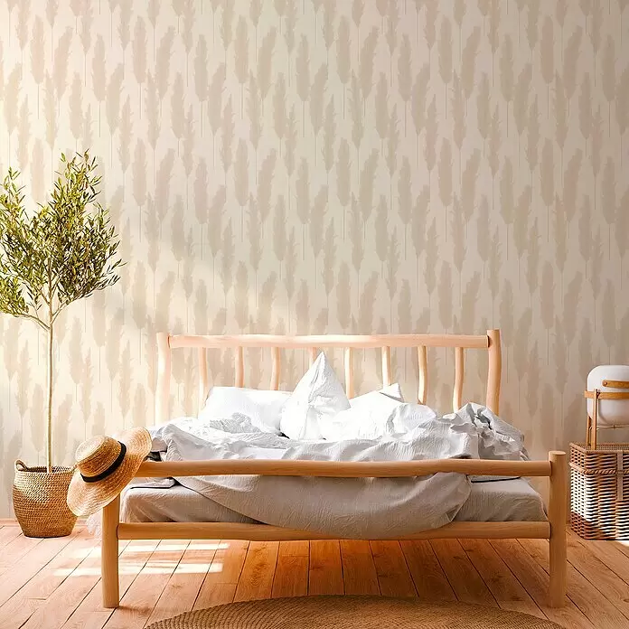 A.S. Création Hygge 2 Vliestapete Pampasgras - Creme, Floral, 10,05 x 0,53 m - Helles Holzlattenrost mit Lattenkopf- und Fußteil, bezogen mit weißer und grauer Bettwäsche, in einem hellen Schlafzimmer.