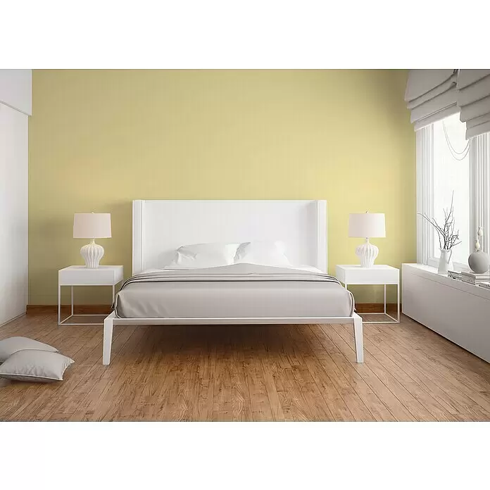 A.S. Création Trendwall 2 Vliestapete - Gelb, Uni, 10,05 x 0,53 m - Ein weißes Bett mit hellgrauer Bettwäsche und Kissen in einem minimalistischen Schlafzimmer.
