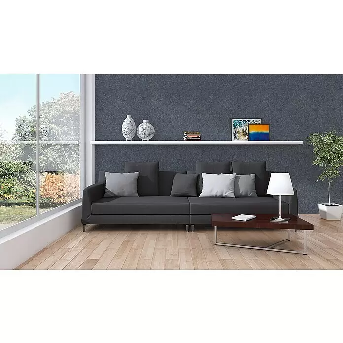 A.S. Création Titanium 3 Vliestapete Dynamischer 3D-Effekt - Blau, 3D-Optik, 10,05 x 0,53 m - Modernes Wohnzimmer mit dunkelgrauem Sofa, Couchtisch aus Holz und einem weißen Wandregal mit Deko.