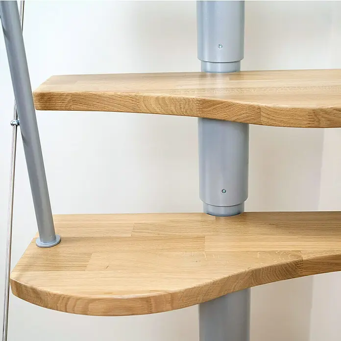 Dolle Mittelholmtreppe Basel - Breite: 64 mm, Perlgrau, Variabel, Farbe Stufen: Eiche Natur, Geschosshöhe: 222 cm - 270 cm - Nahaufnahme einer Wendeltreppe mit Holzstufen und grauem Metallgeländer. Die Konstruktion wirkt modern und platzsparend.