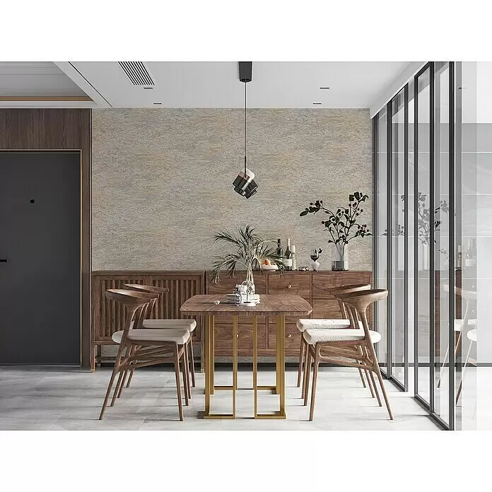 A.S. Création My Home My Spa Vliestapete Marmor - Creme/Gelb, Steinoptik, 10,05 x 0,53 m - Esstisch aus Holz mit goldenen Beinen und passenden Holzstühlen mit hellen Stoffsitzen in einem modernen Esszimmer.
