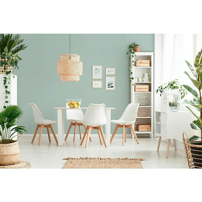 A.S. Création Mata Hari Vliestapete - Grün, Uni, 10,05 x 0,53 m - Das helle Esszimmer mit einem Holztisch, weißen Stühlen und einer auffälligen Rattanlampe schafft eine freundliche und einladende Atmosphäre.