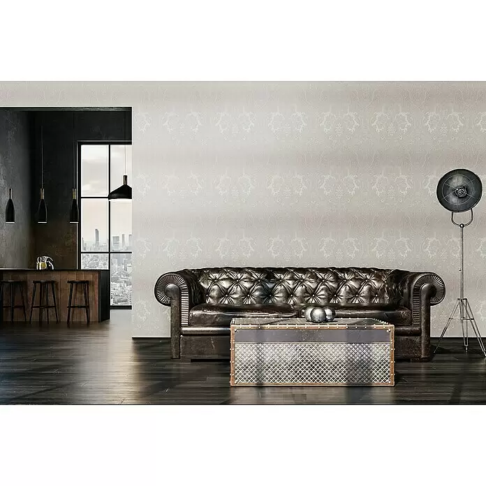 A.S. Création My Home My Spa Vliestapete Damask Paisley - Grau, Ornament, 10,05 x 0,53 m - Hellgraue Tapete mit subtilem, aufwendigem Damastmuster, ziert eine Wand in einem stilvollen Wohnzimmer.