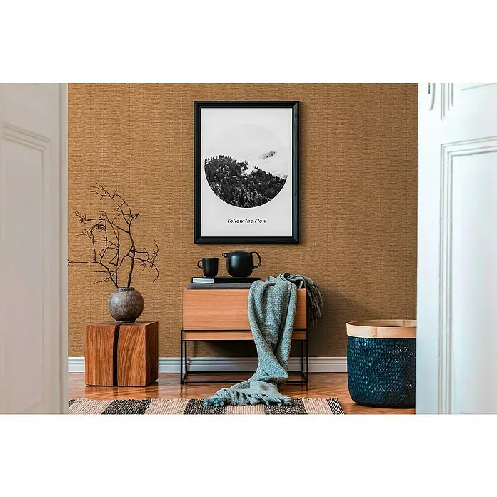 A.S. Création Hygge 2 Vliestapete Geometrie - Orange, Grafisch, 10,05 x 0,53 m - Einrichten mit Stil: Das Bild zeigt ein stilvolles Interieur mit einem Teekessel und einer Tasse auf einer Kommode, dekoriert mit einem grauen Tuch.