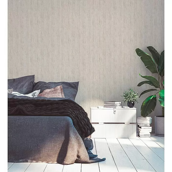 A.S. Création Hygge 2 Vliestapete Bäume - Helltaupe, Floral, 10,05 x 0,53 m - Hellbeigefarbene Tapete mit zarten vertikalen Astmustern an einer Schlafzimmerwand.