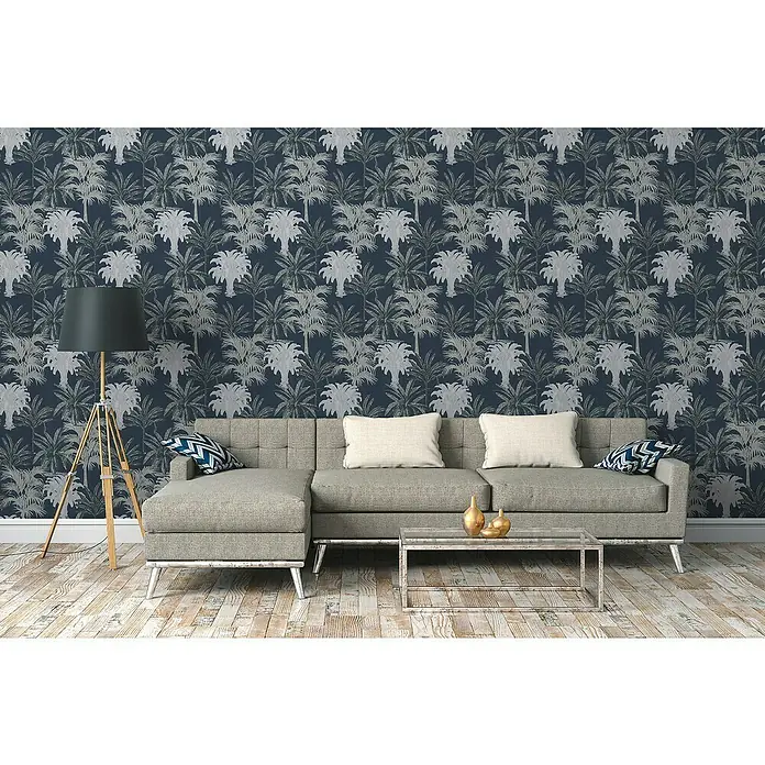 A.S. Création Michalsky 4 Vliestapete Palmen - Blau/Grau, Floral, 10,05 x 0,53 m - Wohnzimmer mit grauer Couch, Couchtisch und Stehlampe vor einer Tapete mit Palmenmuster.