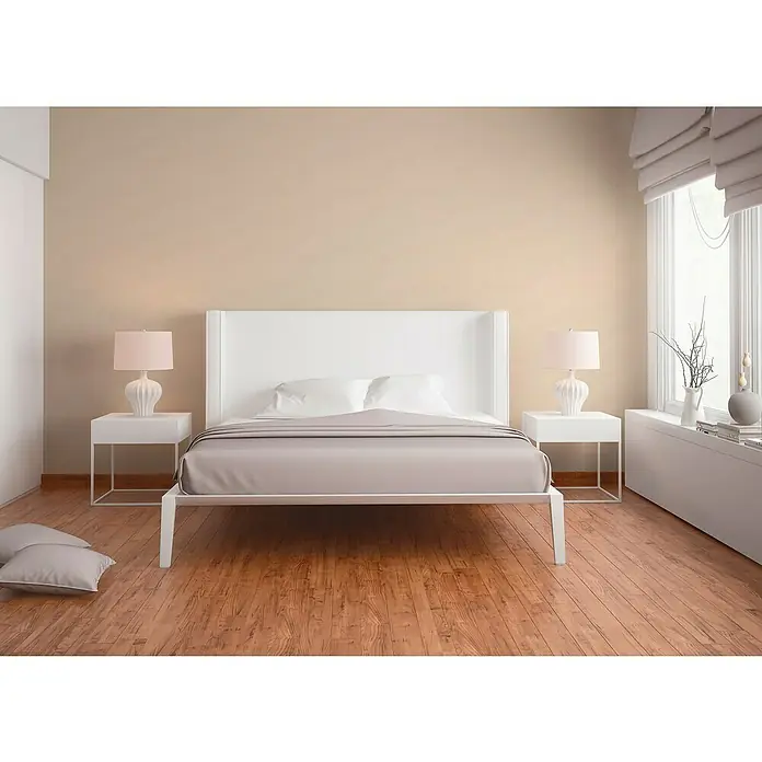 A.S. Création Trendwall 2 Vliestapete - Creme, Uni, 10,05 x 0,53 m - Elegantes Schlafzimmer mit einem modernen weißen Bett, Nachttischen mit Lampen und einem gemütlichen Ambiente.