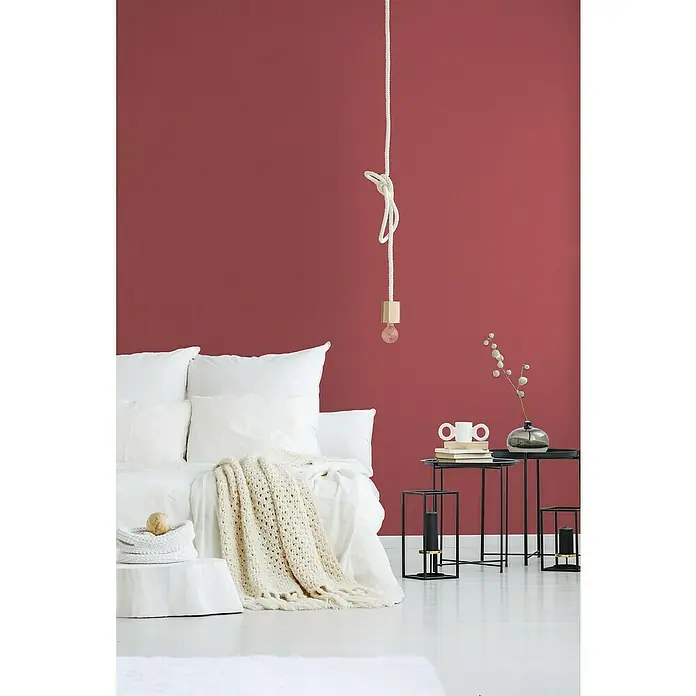 A.S. Création Attractive Vliestapete - Rosenrot, Uni, 10,05 x 0,53 m - Elegantes Schlafzimmer mit stilvoller Hängelampe, weißen Kissen und einer gemütlichen Strickdecke für entspannte Stunden.