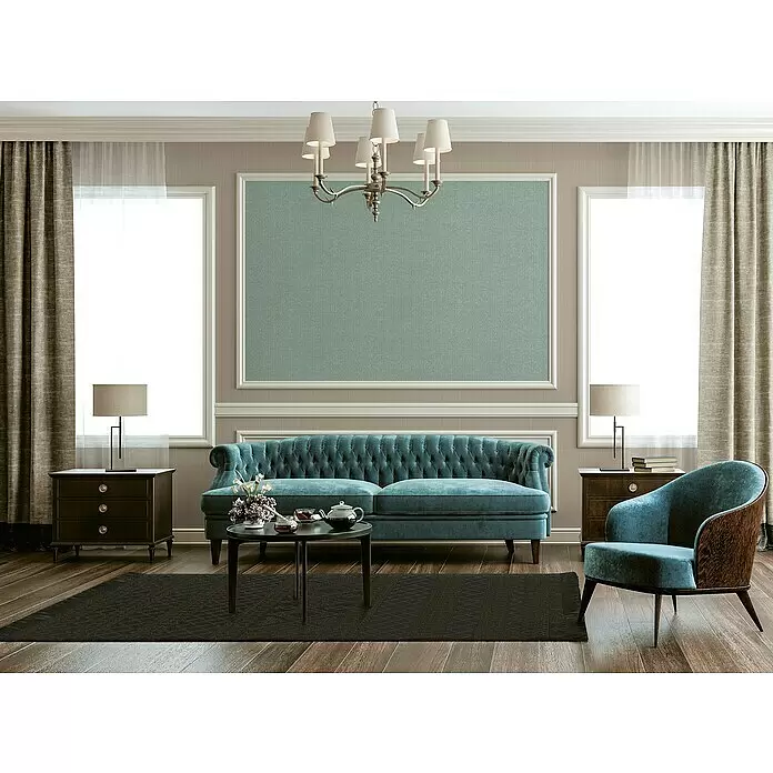 A.S. Création Mata Hari Vliestapete Kleinmuster - Türkis, Uni, 10,05 x 0,53 m - Klassisches Wohnzimmer mit türkisfarbenem getuftetem Sofa, passendem Sessel, dunklen Holztischen und einem dunklen Teppich auf Holzboden.