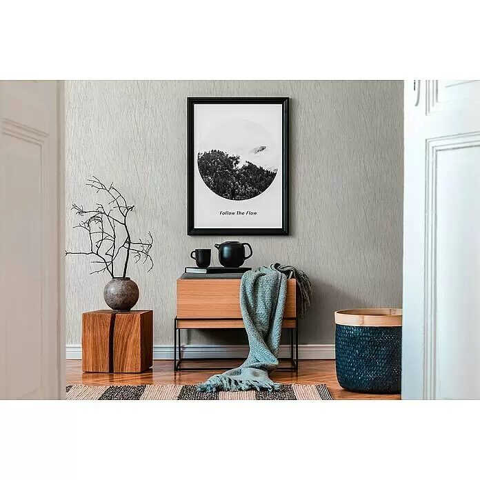 A.S. Création Hygge 2 Vliestapete Crush - Cremegrau/Silber, Grafisch, 10,05 x 0,53 m - Hellgraue Tapete mit dezentem, unregelmäßigem Linienmuster an einer Wand in einem modernen Raum.